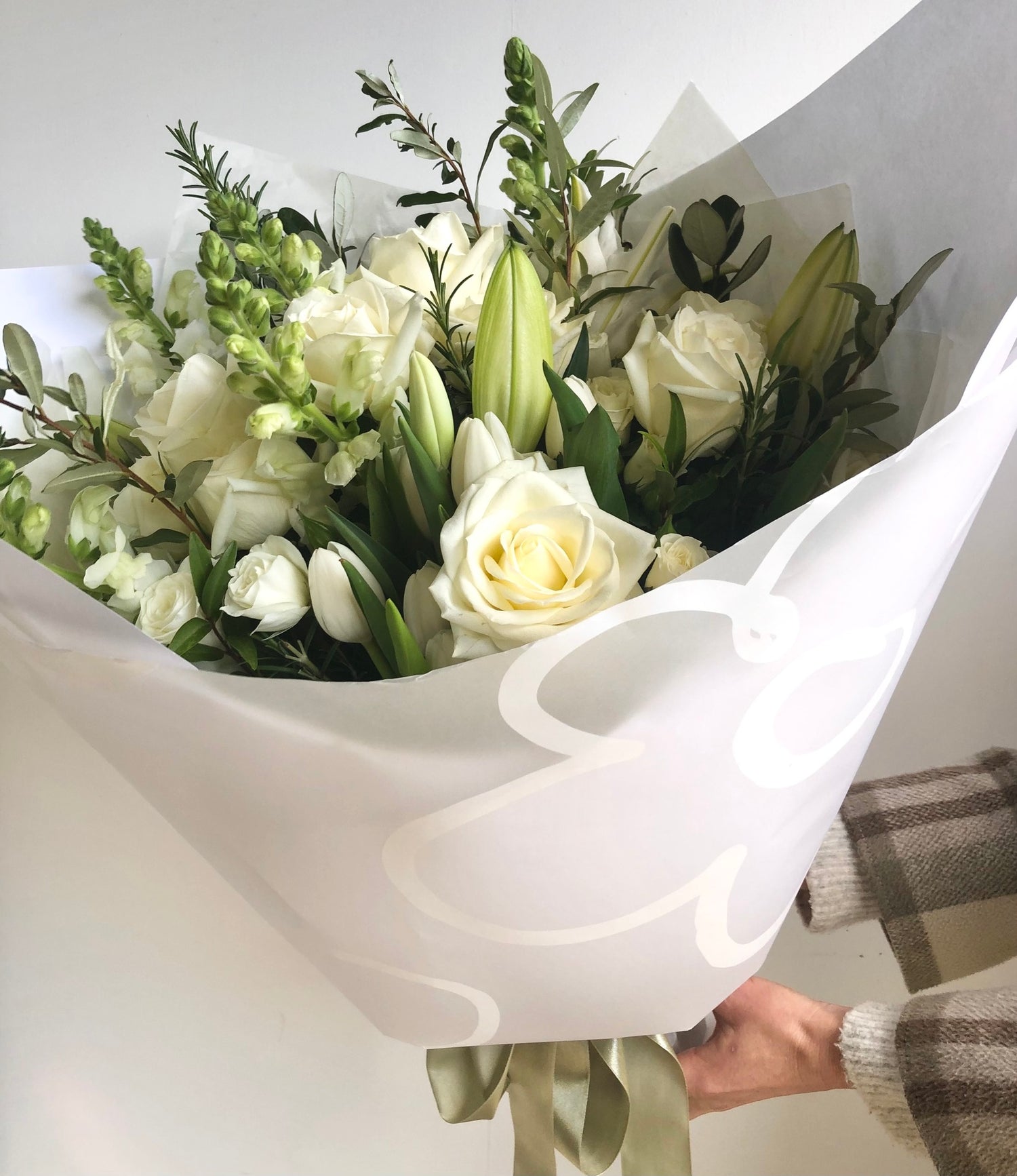Green and white flower bouquet for deliveryi